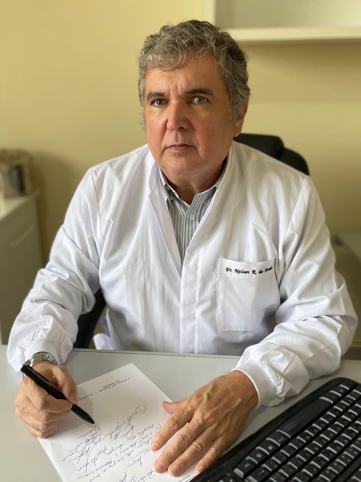 Dr. Nelson em seu consultório